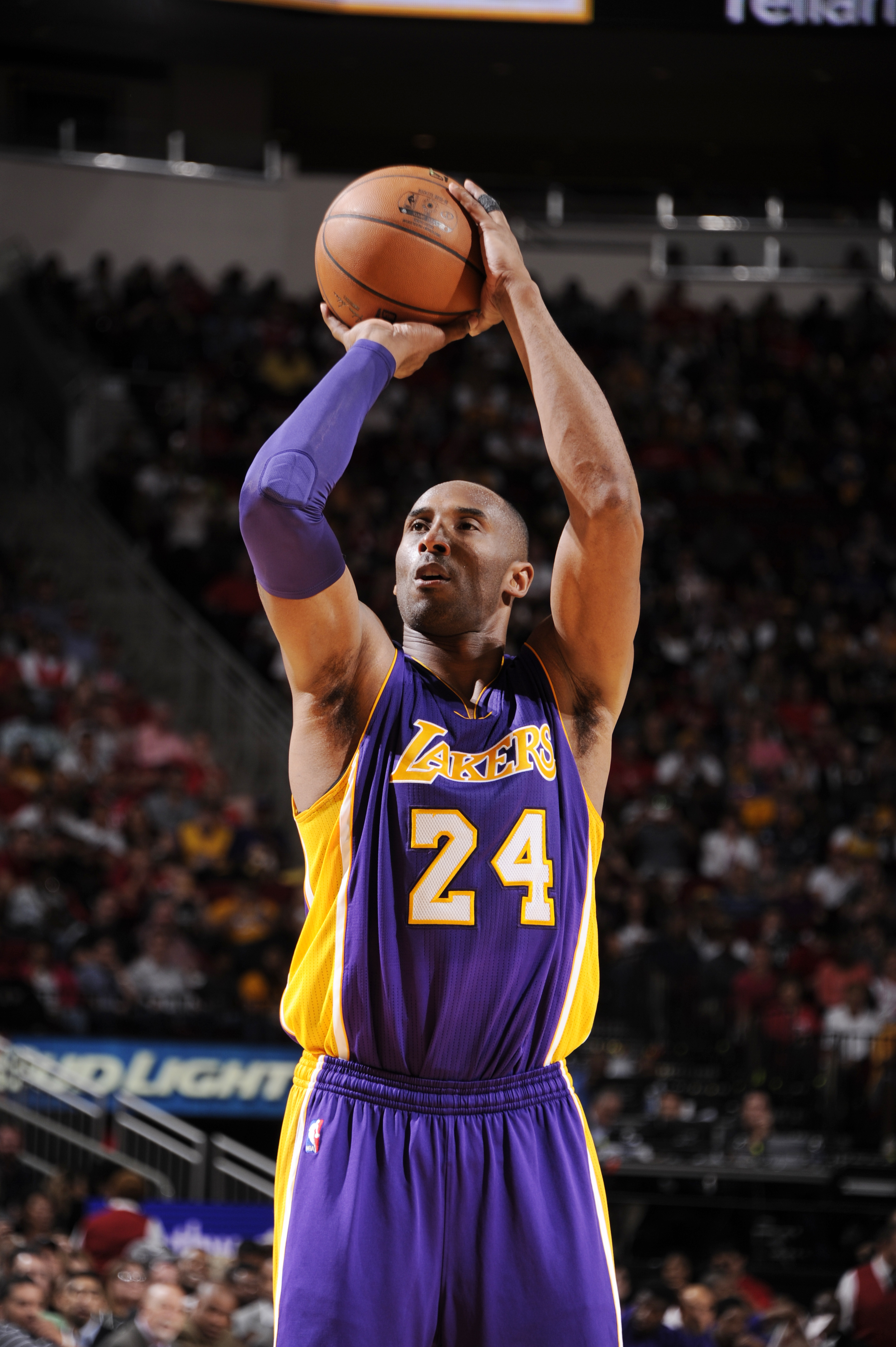 Lakers to retire Kobe Bryant's 2 jersey numbers in December