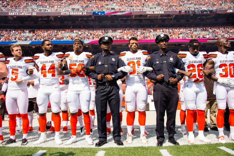 Cleveland Browns lock arms in solidarity with Police