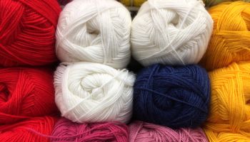 Knitting balls of wool with mixed colors