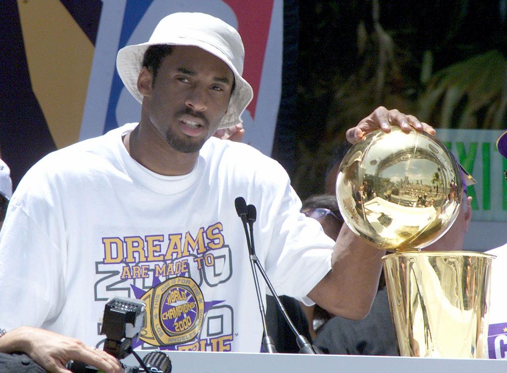 Kobe Bryant puts his hand on the NBA championship