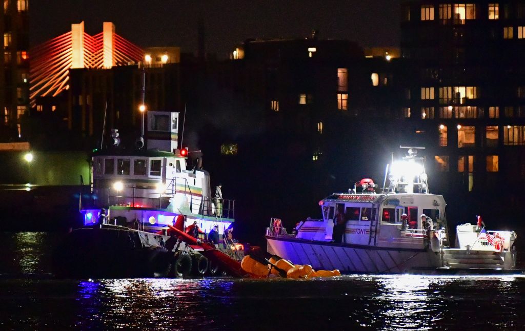 At Least 2 Dead As Helicopter Crashes Into New York City's East River