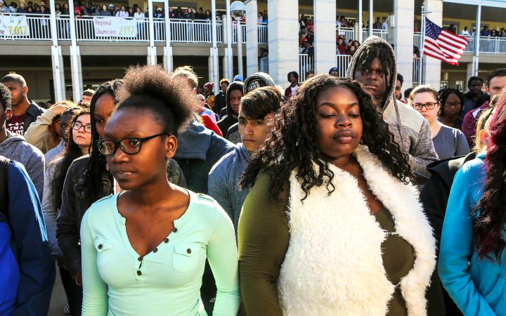 Students walk out from schools at 10am to protest gun violence - FL