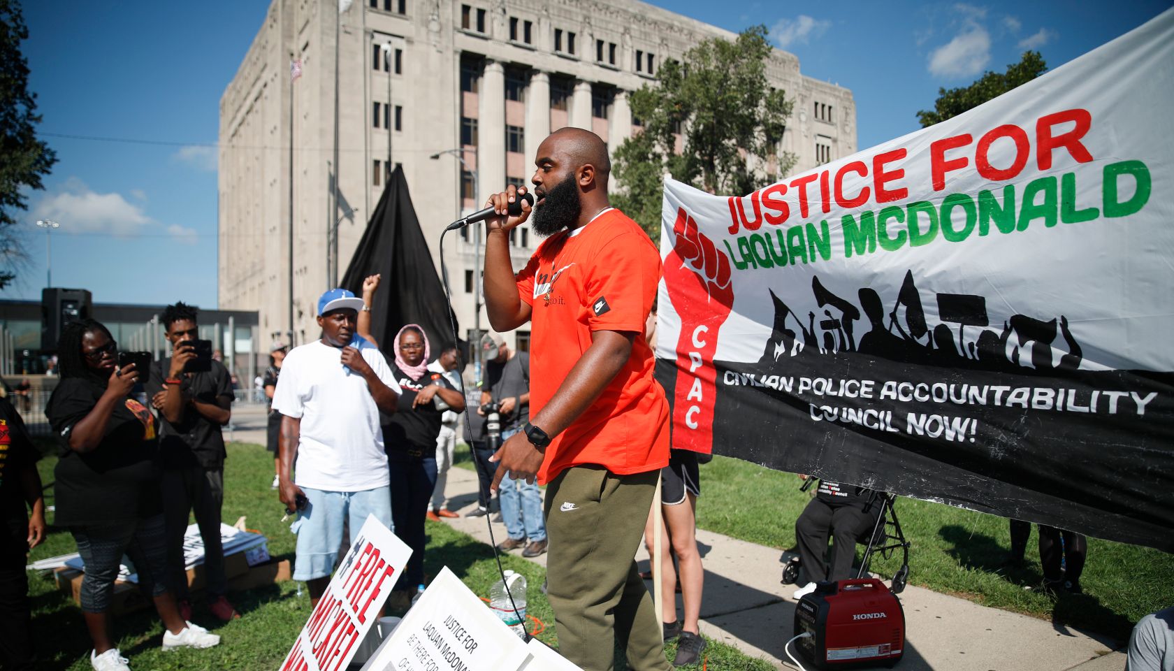 Chicago officerâs shooting trial gets underway as potential jurors pass by protesters