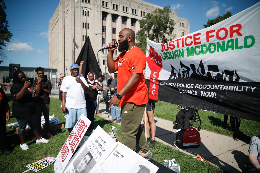 Chicago officerâs shooting trial gets underway as potential jurors pass by protesters