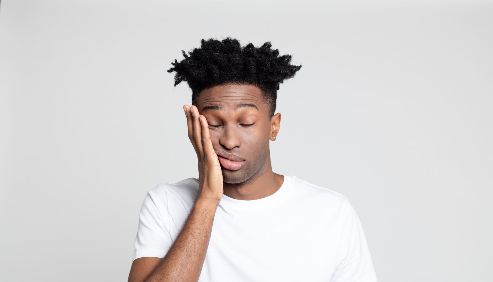 Afro american man with pain in gums
