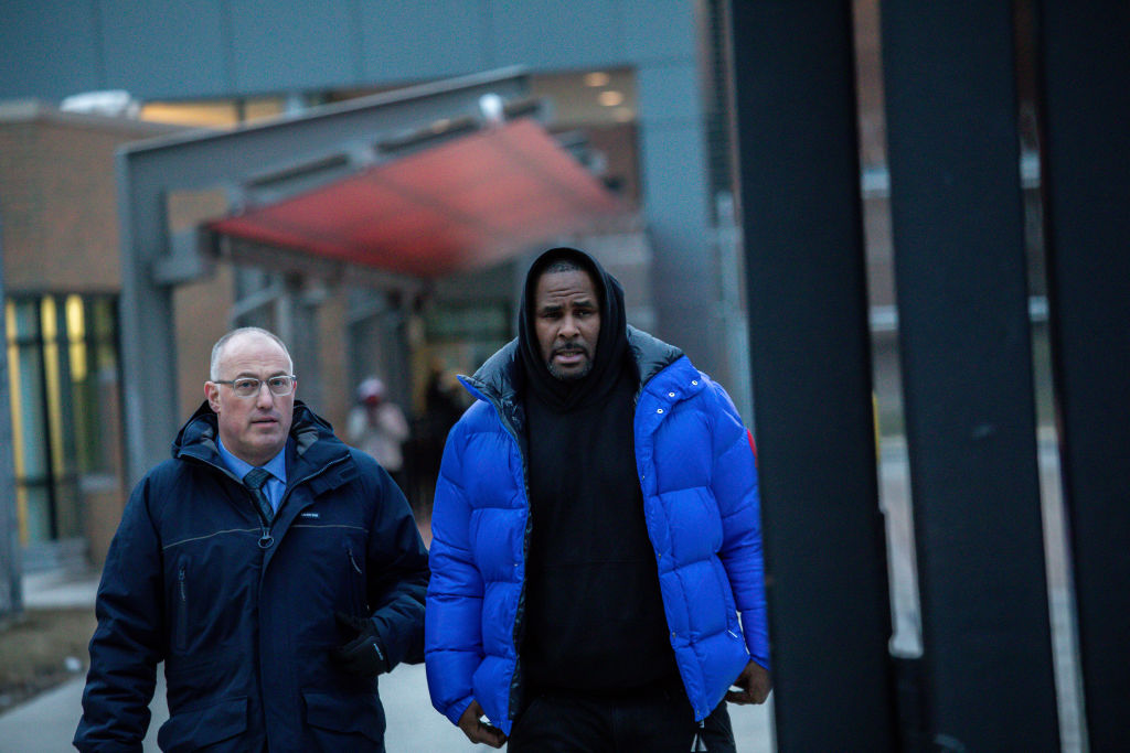 R. Kelly walks out of Cook County Jail after posting $100,000 bail, pleading not guilty to charges