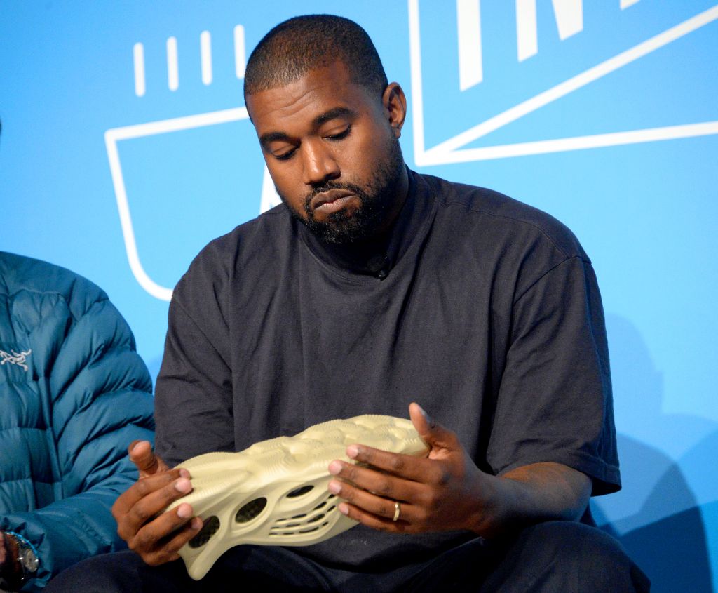 tiltrækkende Penelope Cirkel Sneakerhead Twitter Makes Fun Of Kanye West's Croc-Like YEEZY Foam Runner