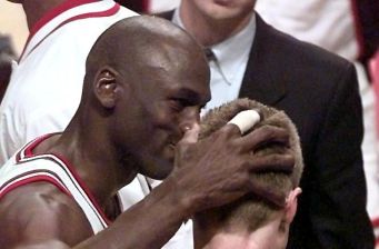 Chicago Bulls player Michael Jordan (L) congratula