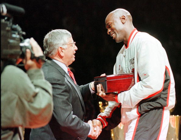 Michael Jordan (R) of the Chicago Bulls shakes han