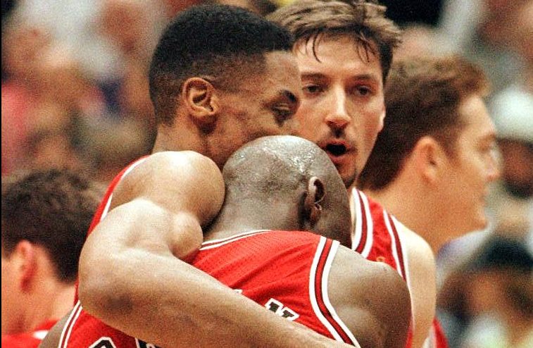 Scottie Pippen (L) hugs Chicago Bulls teammate Mic
