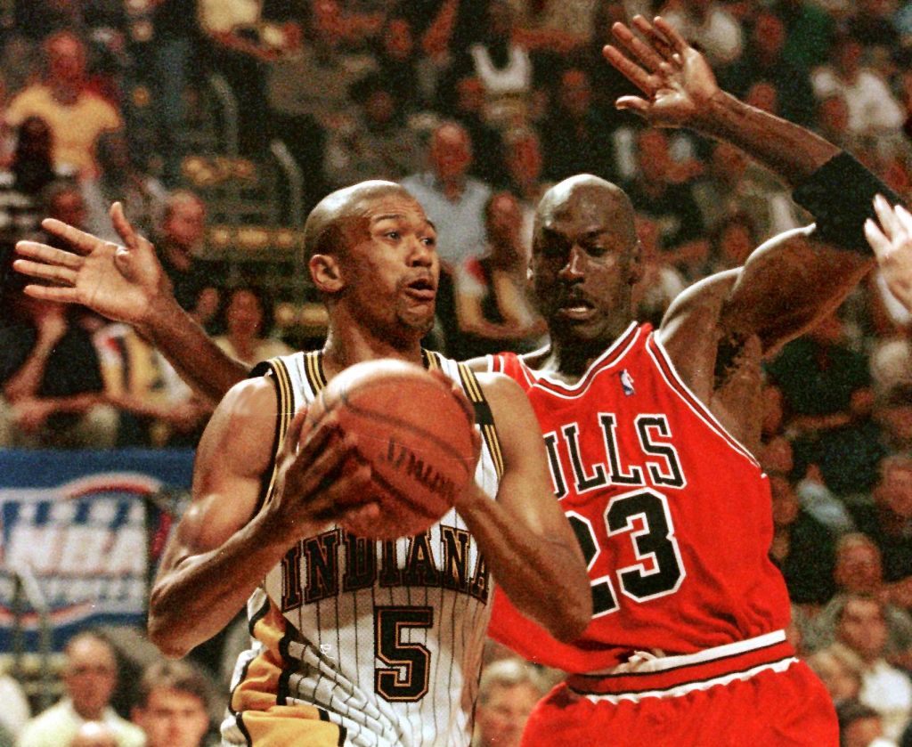 Jalen Rose (L) of the Indiana Pacers tries to get