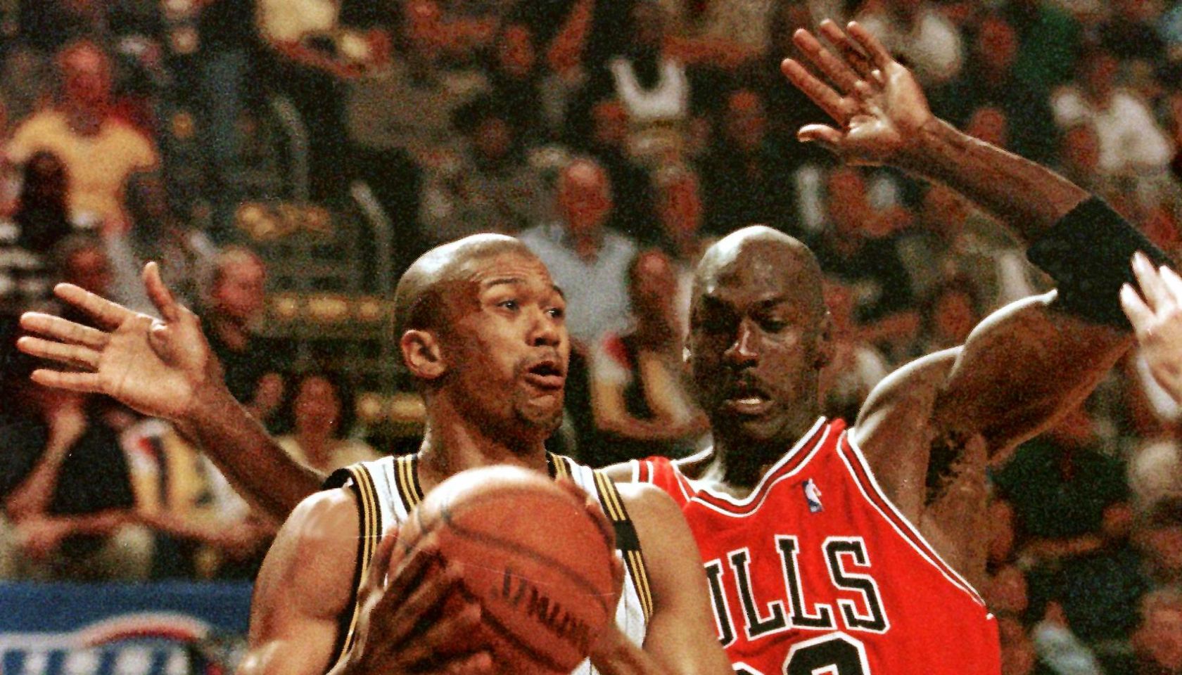 Jalen Rose (L) of the Indiana Pacers tries to get