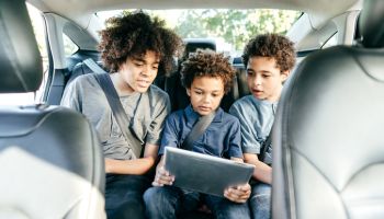 Trip adventure with nice online connection for siblings inside of the car
