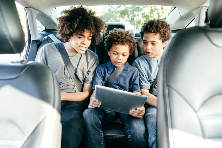 Trip adventure with nice online connection for siblings inside of the car