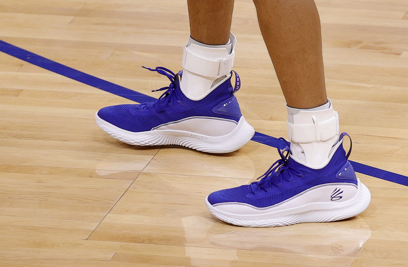 Curry pays respect to slain man, sending family All-Star shoes