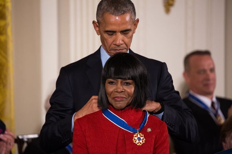 President Obama awards the queen the Presidential Medal of Freedom.
