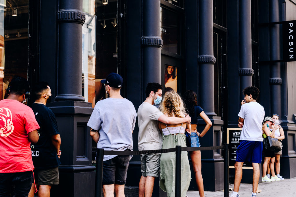 Shoppers In Manhattan As Consumer Comfort Index Improves