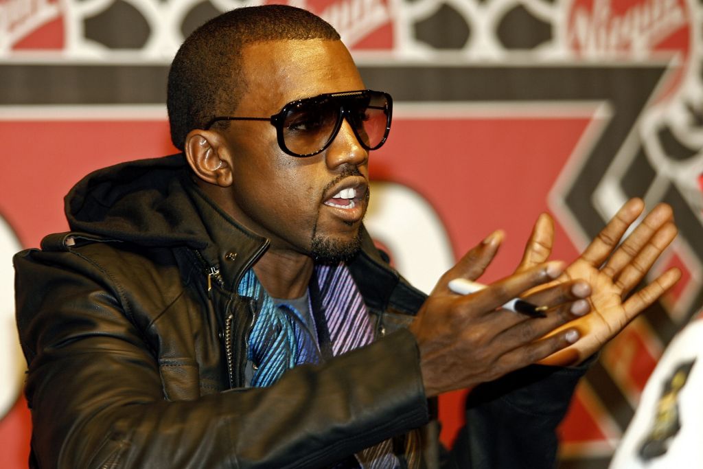 Kanye West Signs Copies Of "Graduation"