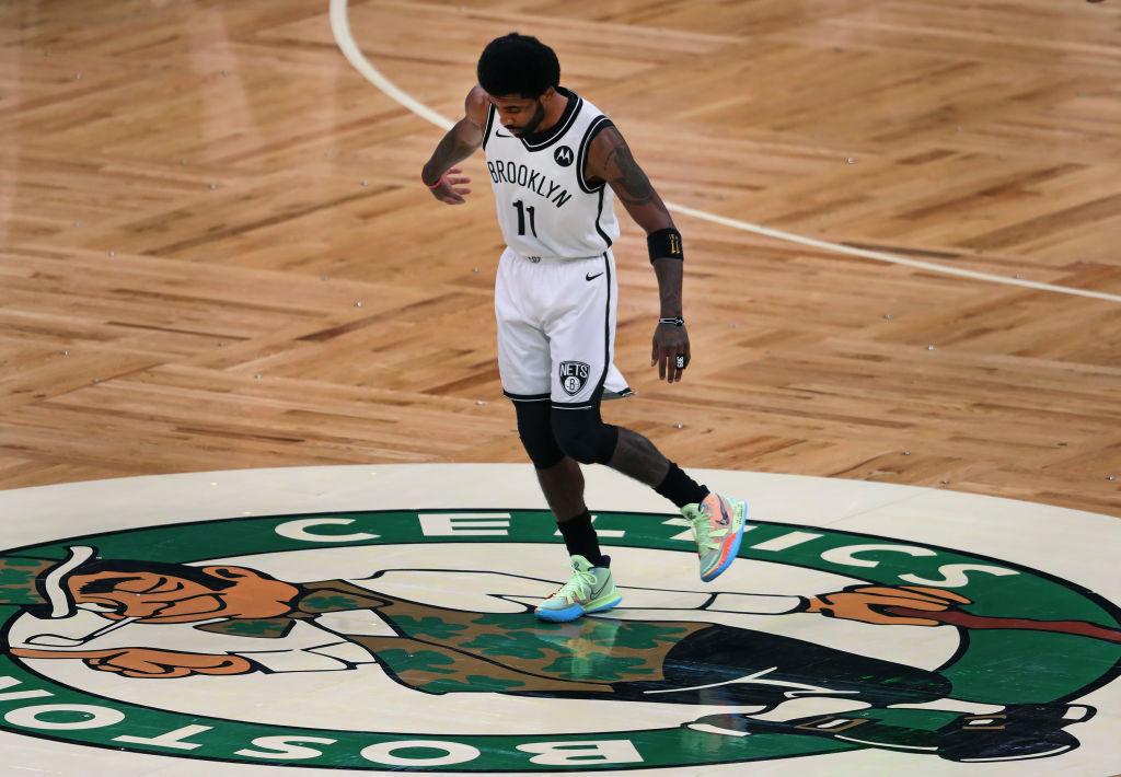 Video: Kyrie Irving disrespected Celtics' logo before water bottle incident
