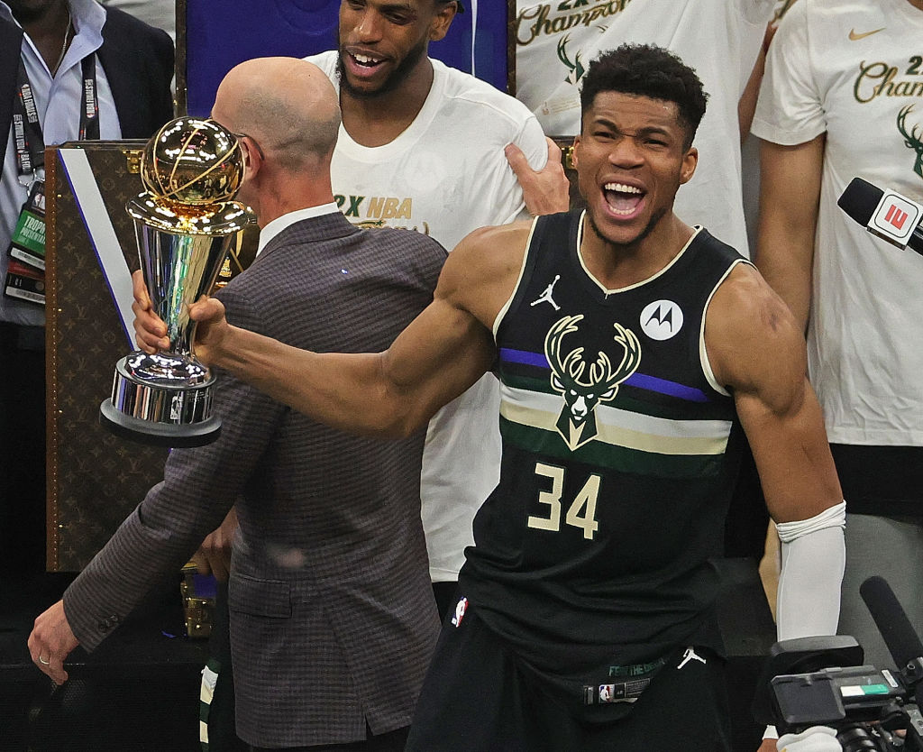 GIANNIS CROSSOVER BREWER JERSEY : r/Brewers