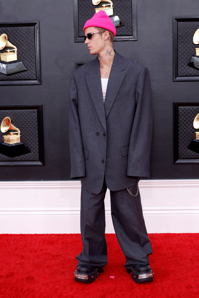 have tillid tunge Perpetual Twitter Roasts Justin Bieber's Oversized Balenciaga Suit