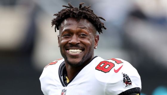 Antonio Brown Shares Meme Account’s Fake Quote About His “Biggest
Regret” & Twitter Falls For it