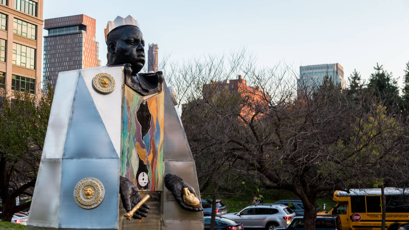 biggie statue in brooklyn