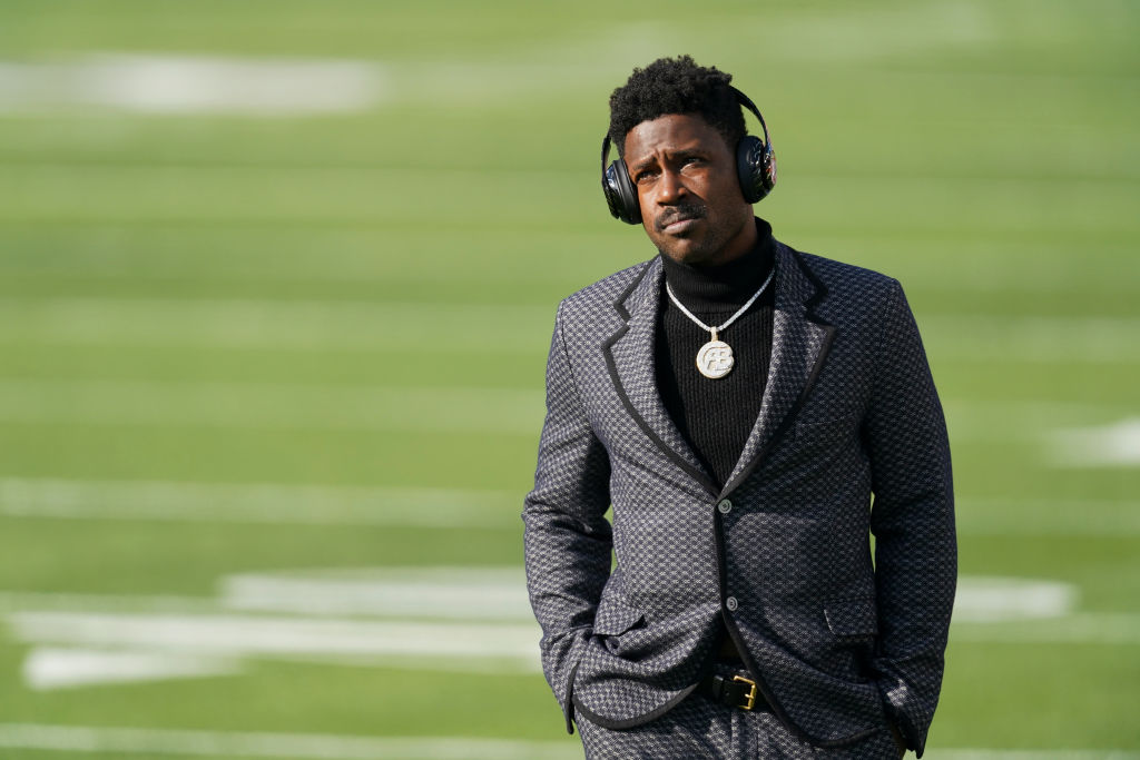Antonio Brown posts sexually explicit picture of Chelsie Kyriss