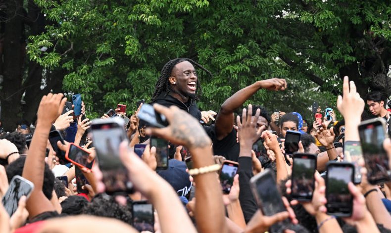 YouTuber Causes Riot In New York's Union Square With Video Game Unit Giveaway