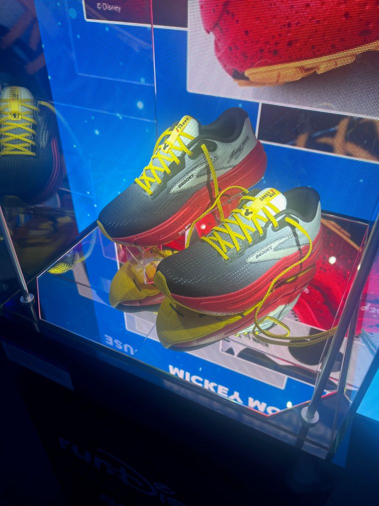 runDisney x Brooks Ghost Max 2 Mickey Mouse