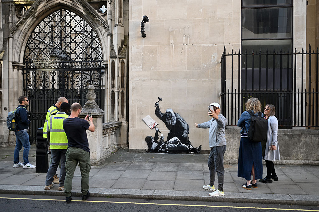 BRITAIN-ART-BANKSY, Banksy, Royal Courts of Justice, London, mural, banksy street art