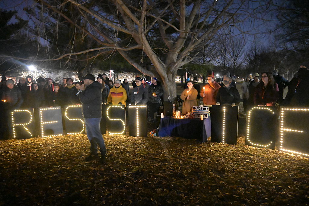Candlelight vigil in Chicago protests ICE operations
