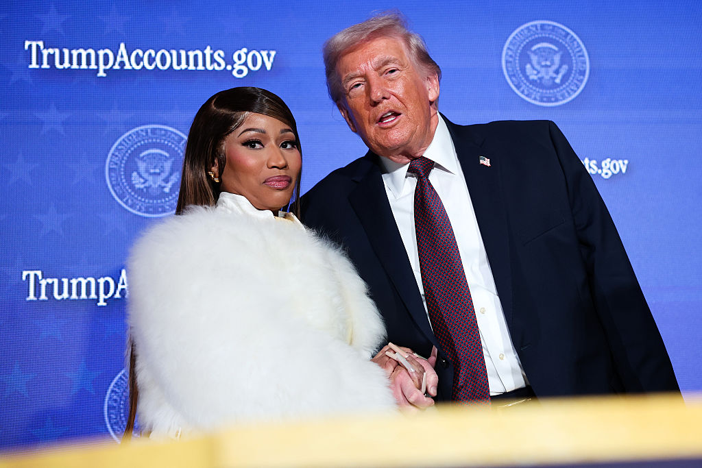 Nicki Minaj Shows Off Her Gold Trump Visa After Praising Him At A News Conference