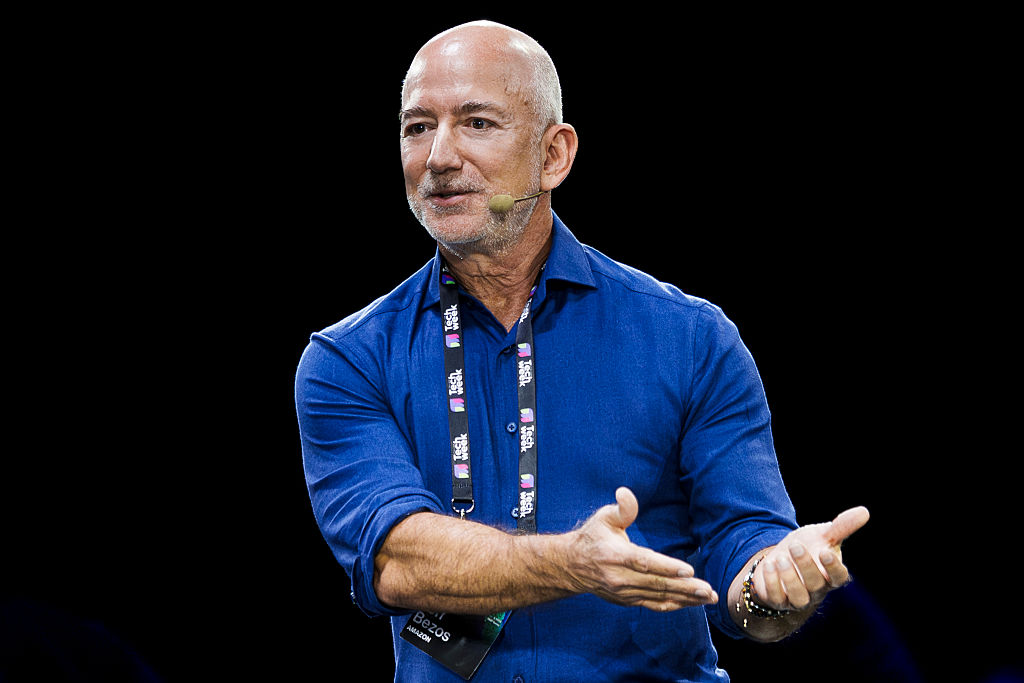 Jeff Bezos’ $500 Million Yacht Is Too Big… So He’s Trying to Sell It & Social Media Rips Him